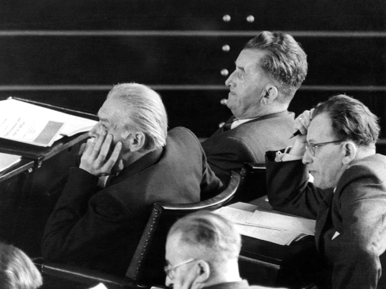 Max Reimann (l-r), Heinz Renner und Walter Fisch, Mitbegründer der KPD (Kommunistische Partei Deutschlands), im März 1953 im Bonner Bundestag. Max Reimann (l-r), Heinz Renner und Walter Fisch, Mitbegründer der KPD (Kommunistische Partei Deutschlands), im März 1953 im Bonner Bundestag.