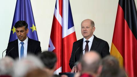 Der britische Premierminister Sunak und Bundeskanzler Scholz geben eine Pressekonferenz. Hinter ihnen die britische, die deutsche und die EU-Flagge.