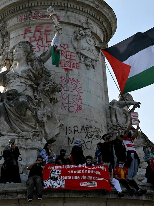 Demonstranten schwenken die palästinensische Flagge auf dem Place de la Republique in Paris.