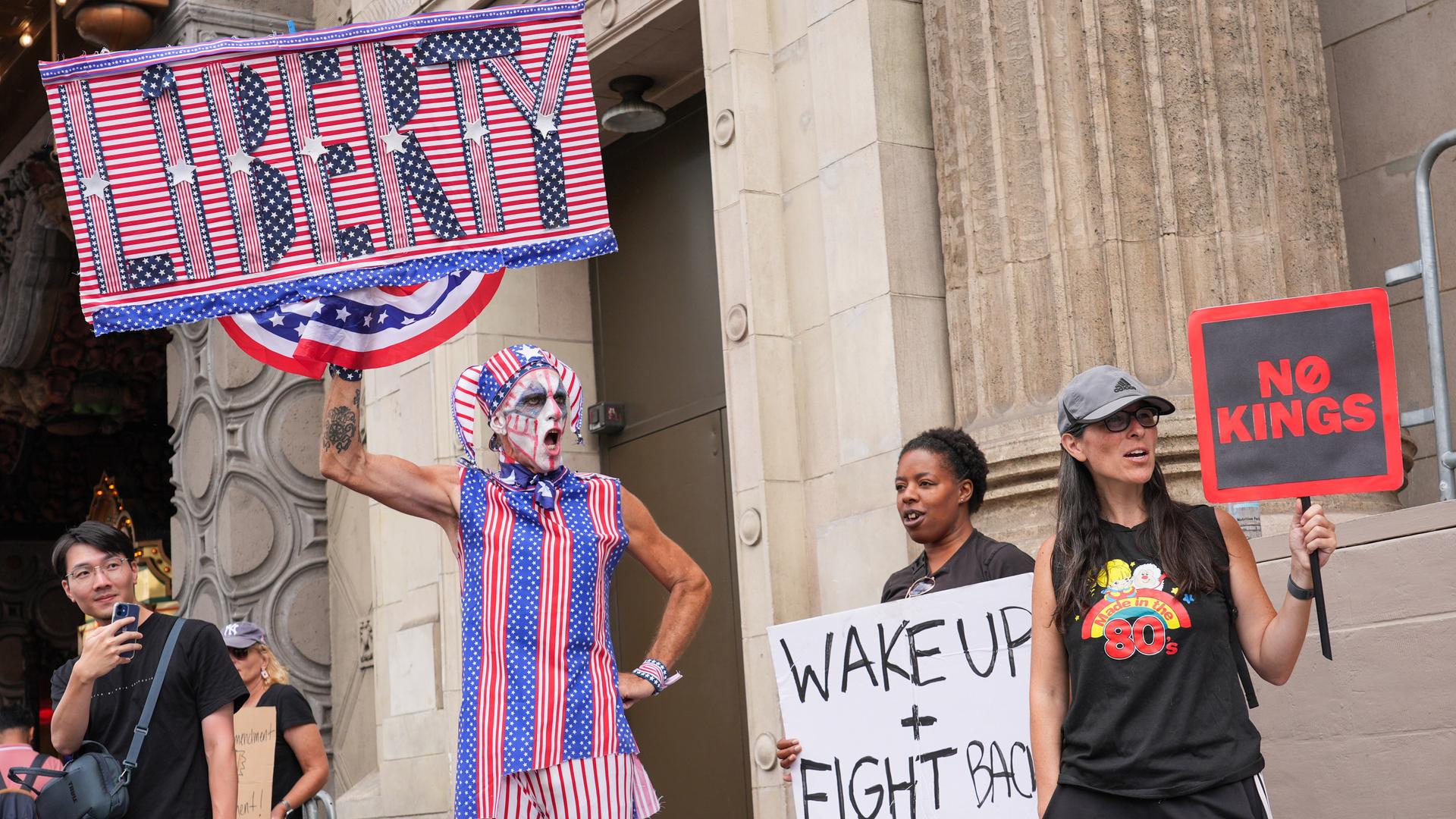 Menschen in Los Angeles demonstrieren für Meinungsfreiheit und gegen Donald Trump.