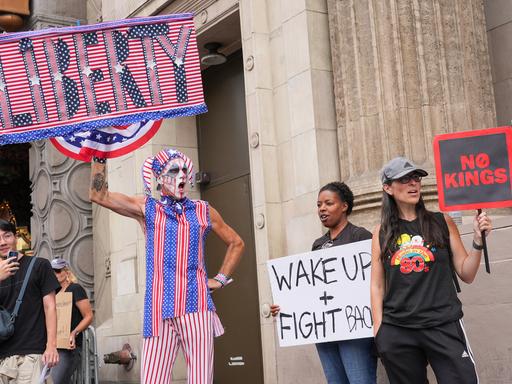 Menschen in Los Angeles demonstrieren für Meinungsfreiheit und gegen Donald Trump.
