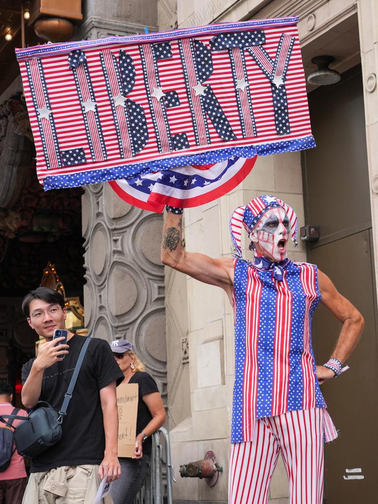Menschen in Los Angeles demonstrieren für Meinungsfreiheit und gegen Donald Trump.