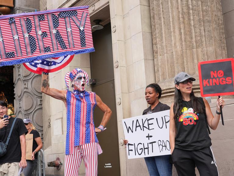 Menschen in Los Angeles demonstrieren für Meinungsfreiheit und gegen Donald Trump.