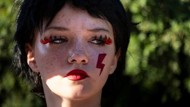 Abtreibungsbefürworter in Polen am 23. Juli 2024 vor dem polnischen Parlament. Eine junge Frau mit Gesichtbemalung. 