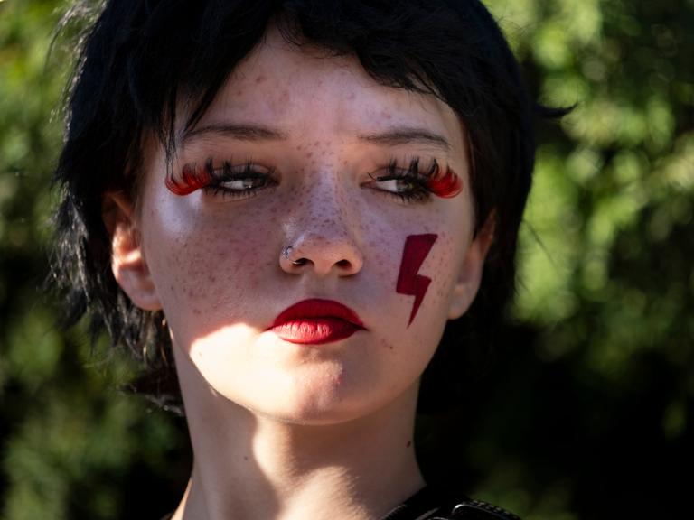 Abtreibungsbefürworter in Polen am 23. Juli 2024 vor dem polnischen Parlament. Eine junge Frau mit Gesichtbemalung. 