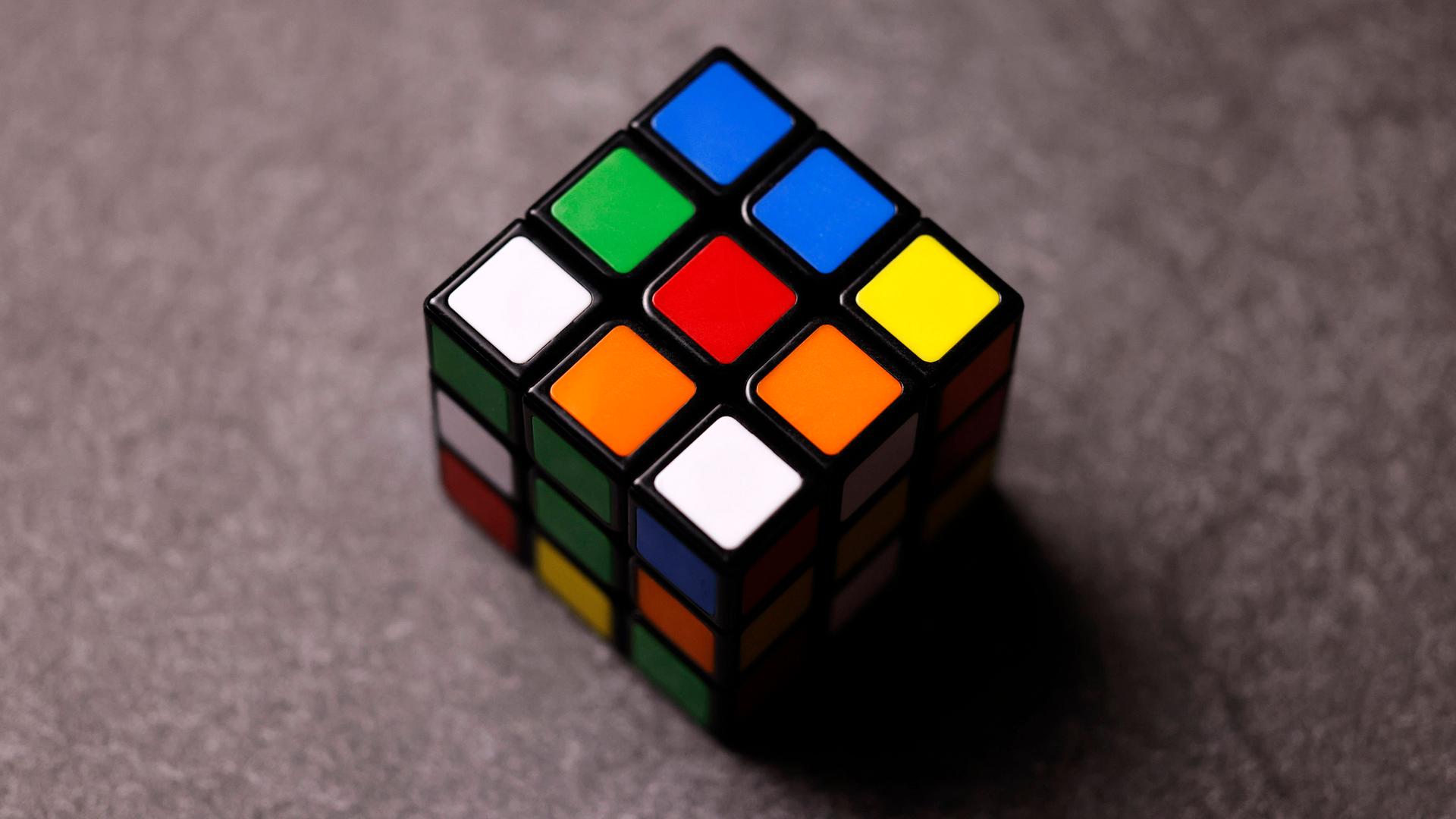 Ein klassischer Zauberwürfel ("Rubik’s Cube") liegt auf einem Tisch. Ein klassischer Zauberwürfel ("Rubik’s Cube") liegt auf einem Tisch.