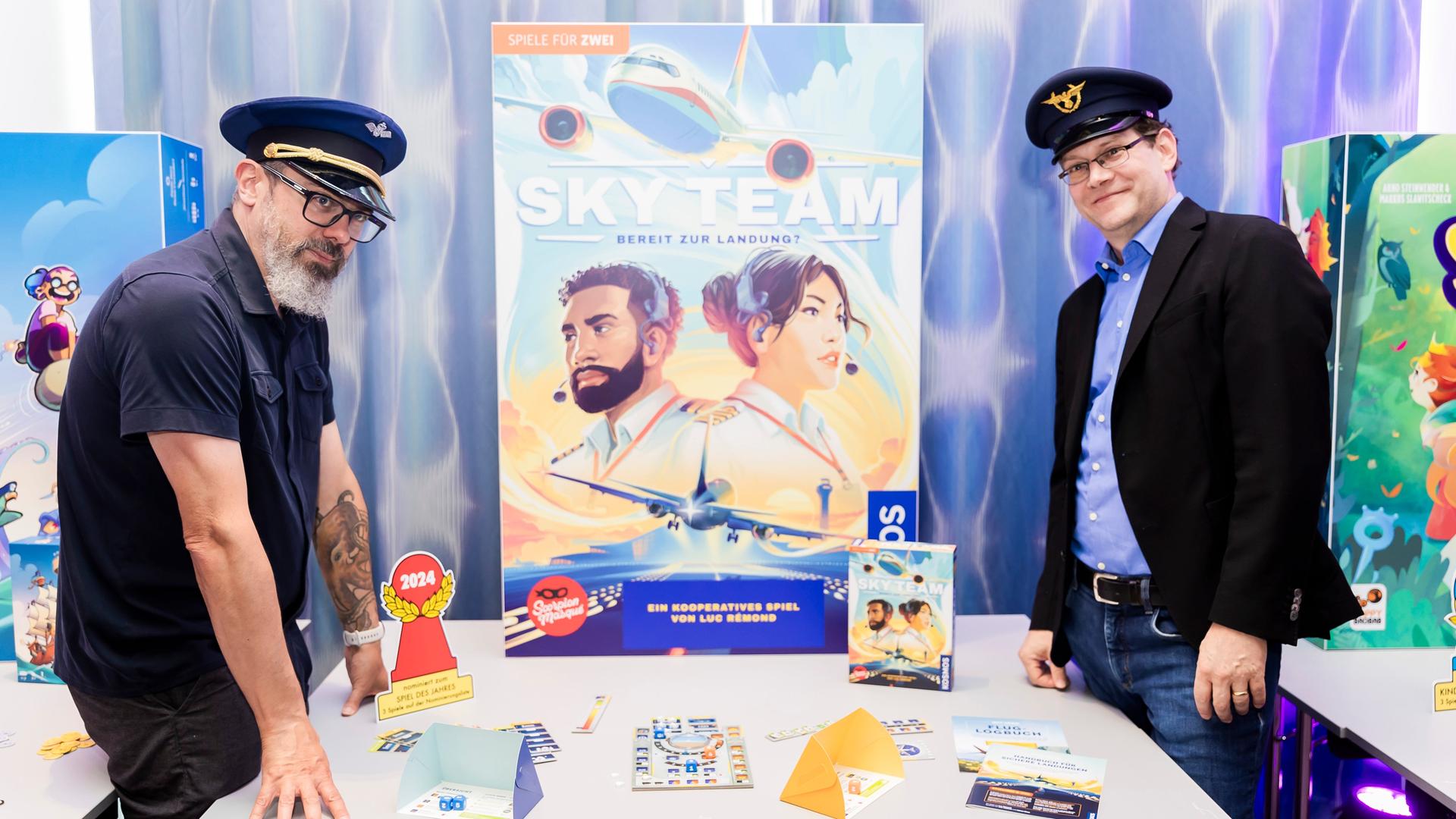 Manuel Sanchez (l), Studiochef bei Le Scorpion Masque, und Arnd Fischer, Redaktionsleiter bei Kosmos, stehen vor Beginn der Verleihung "Spiel des Jahres" am Tisch des Spiels "Sky Team". Manuel Sanchez (l), Studiochef bei Le Scorpion Masque, und Arnd Fischer, Redaktionsleiter bei Kosmos, stehen vor Beginn der Verleihung "Spiel des Jahres" am Tisch des Spiels "Sky Team".