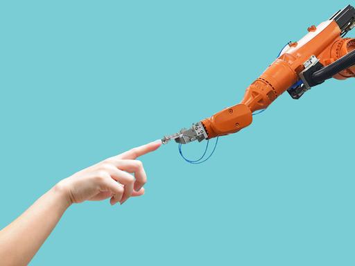"Die Erschaffung Adams" nachgestellt mit einer menschlichen Hand und einem Roboterarm