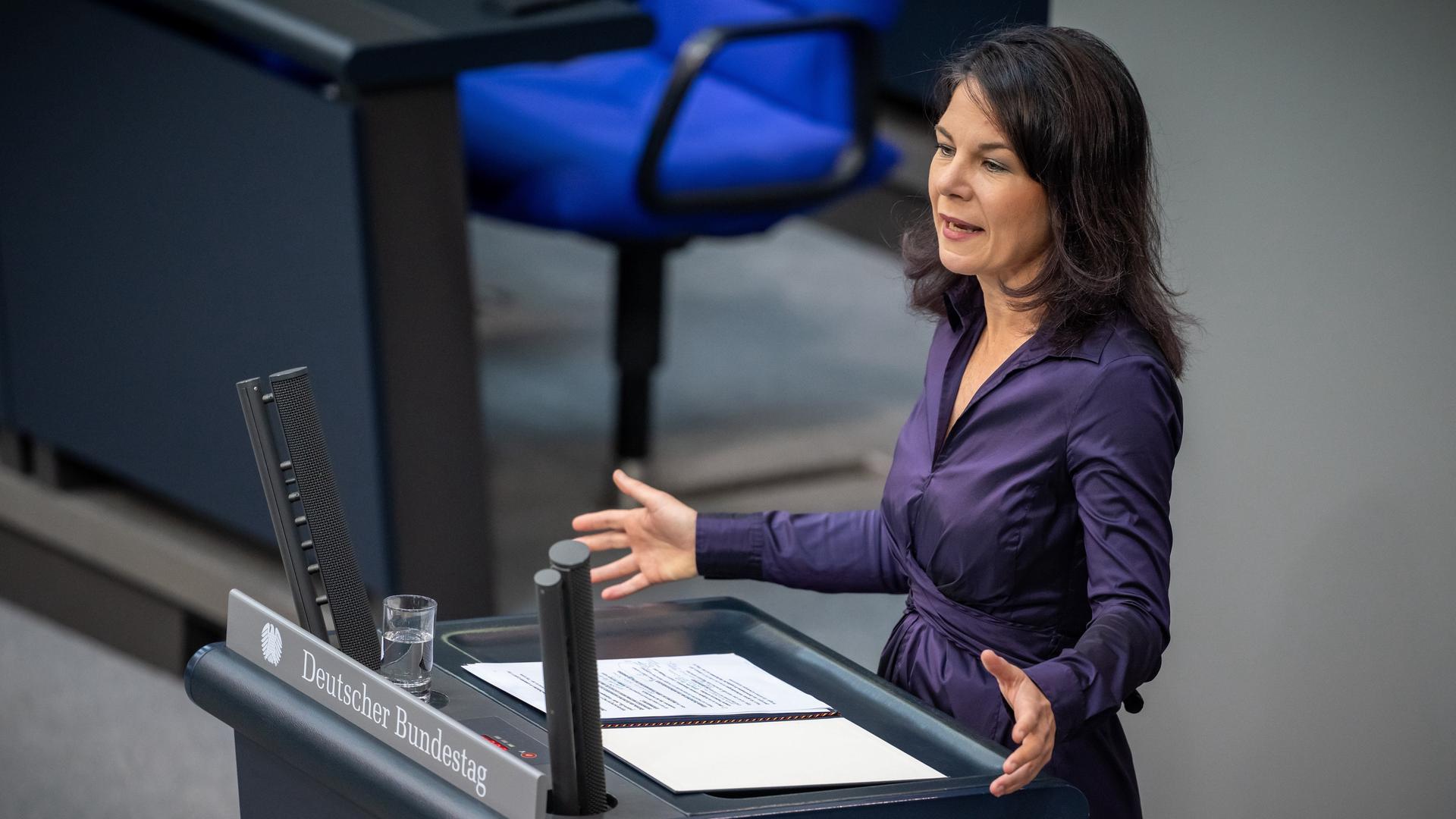 Annalena Baerbock (Bündnis90/Die Grünen), Außenministerin, spricht im Bundestag und gestikuliert. 