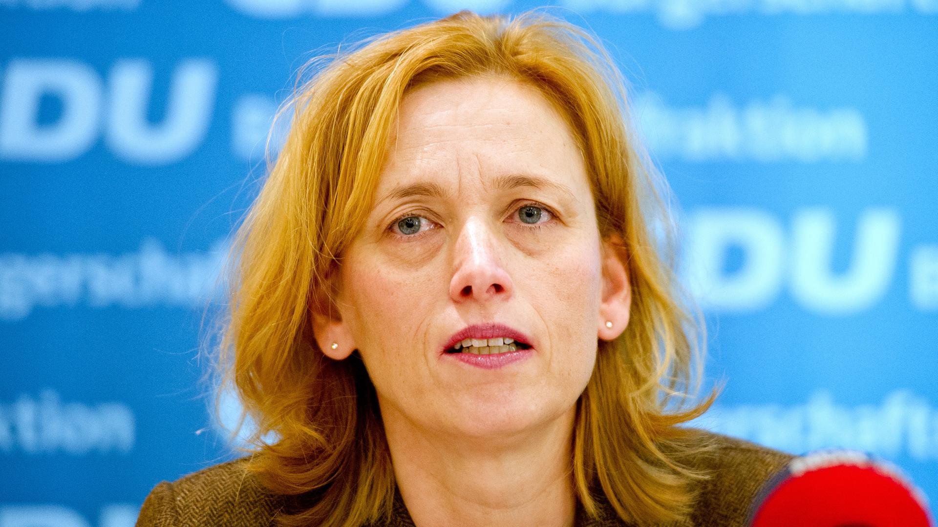 Karin Prien bei einer Pressekonferenz 2015 in Hamburg als schulpolitische Sprecherin der CDU-Fraktion Hamburg. Karin Prien bei einer Pressekonferenz 2015 in Hamburg als schulpolitische Sprecherin der CDU-Fraktion Hamburg.