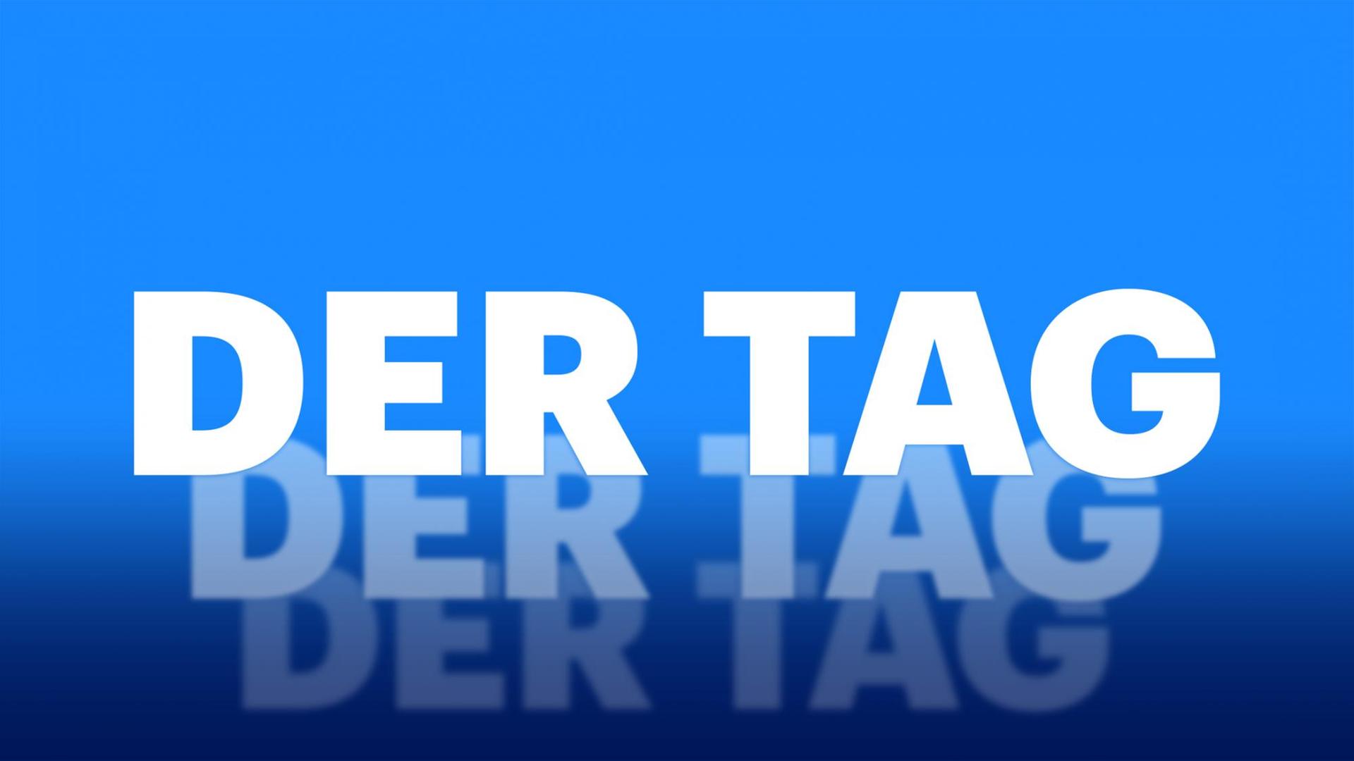 Das Podcastlogo von "Deutschlandfunk - Der Tag" zeigt den Schriftzug "Der Tag" in großen weißen Lettern vor blauem Hintergrund. Der Schriftzug wiederholt sich zwei Mal, immer kleiner im Hintergrund.