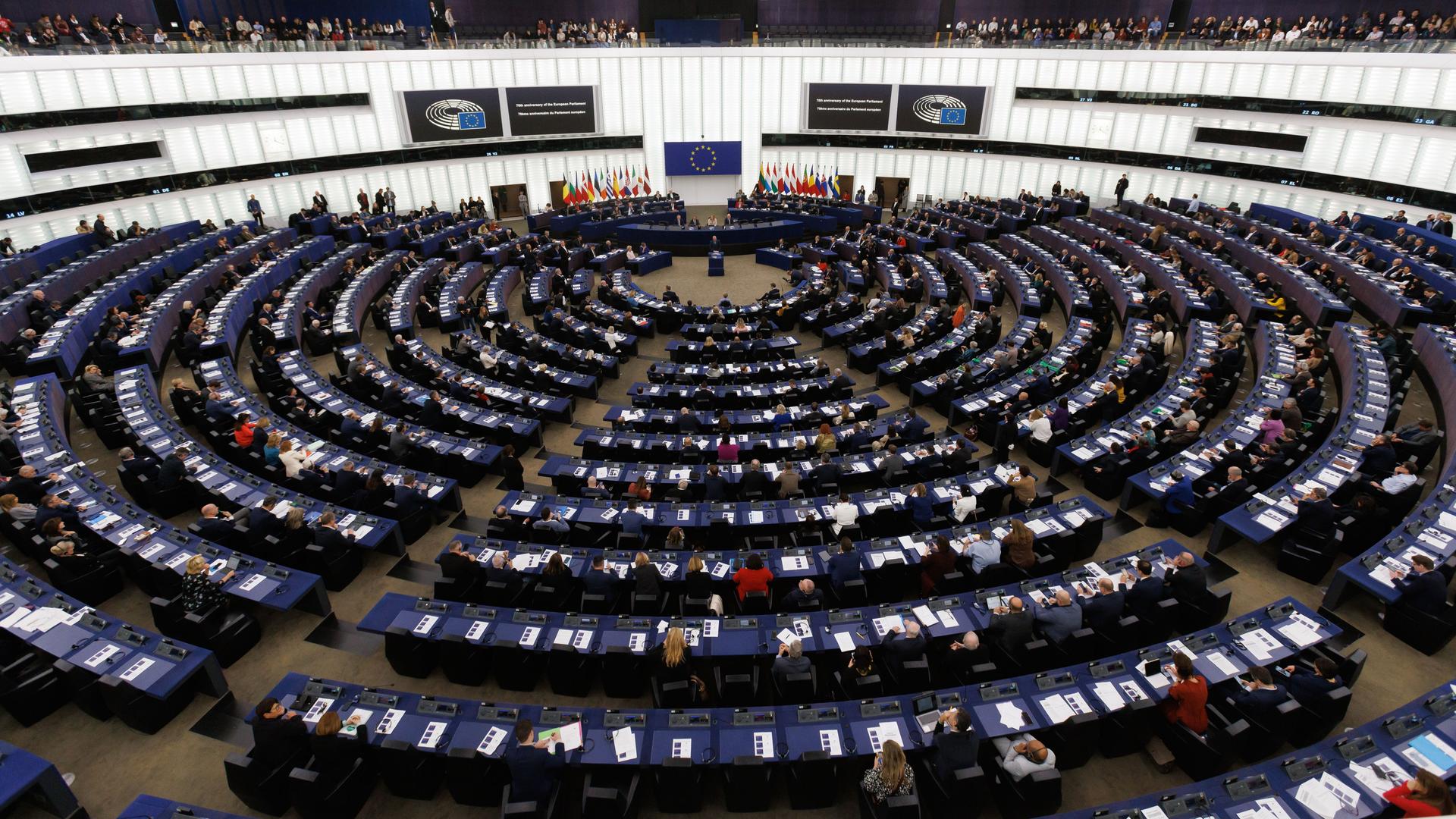 Abgeordnete und Gäste sitzen während den Feierlichkeiten zum 70-jährigen Bestehen im Gebäude des Europäischen Parlaments. Das Europäische Parlament feiert mit einem Festakt 70 Jahre gelebte Demokratie.