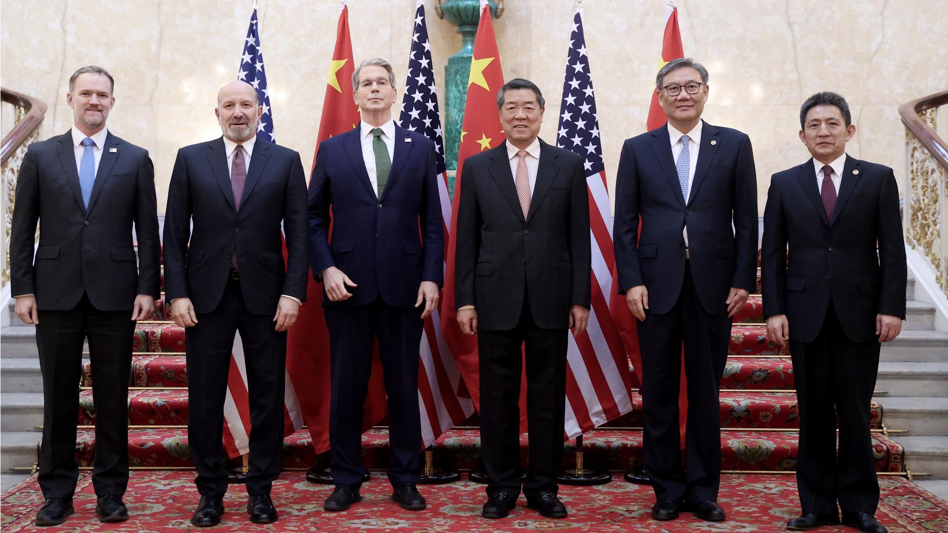 09.06.2025, London: Die von der amtlichen chinesischen Nachrichtenagentur Xinhua zur Verfügung gestellte Aufnahme zeigt Delegationen Chinas und der USA vor gemeinsamen Handelsgesprächen. 09.06.2025, London: Die von der amtlichen chinesischen Nachrichtenagentur Xinhua zur Verfügung gestellte Aufnahme zeigt Delegationen Chinas und der USA vor gemeinsamen Handelsgesprächen.