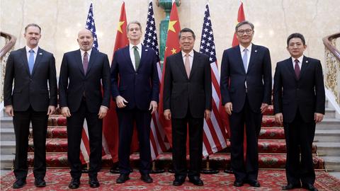Die von der amtlichen chinesischen Nachrichtenagentur Xinhua zur Verfügung gestellte Aufnahme zeigt Delegationen Chinas und der USA vor gemeinsamen Handelsgesprächen.