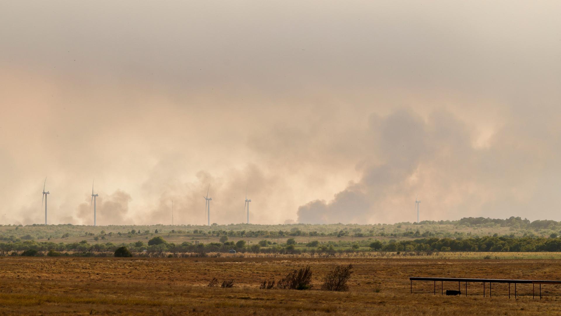 Palo Pinto: Rauch steigt in Jack County bei den Waldbränden vom "Ross"-Brand in der Nähe von Windkraftanlagen auf.