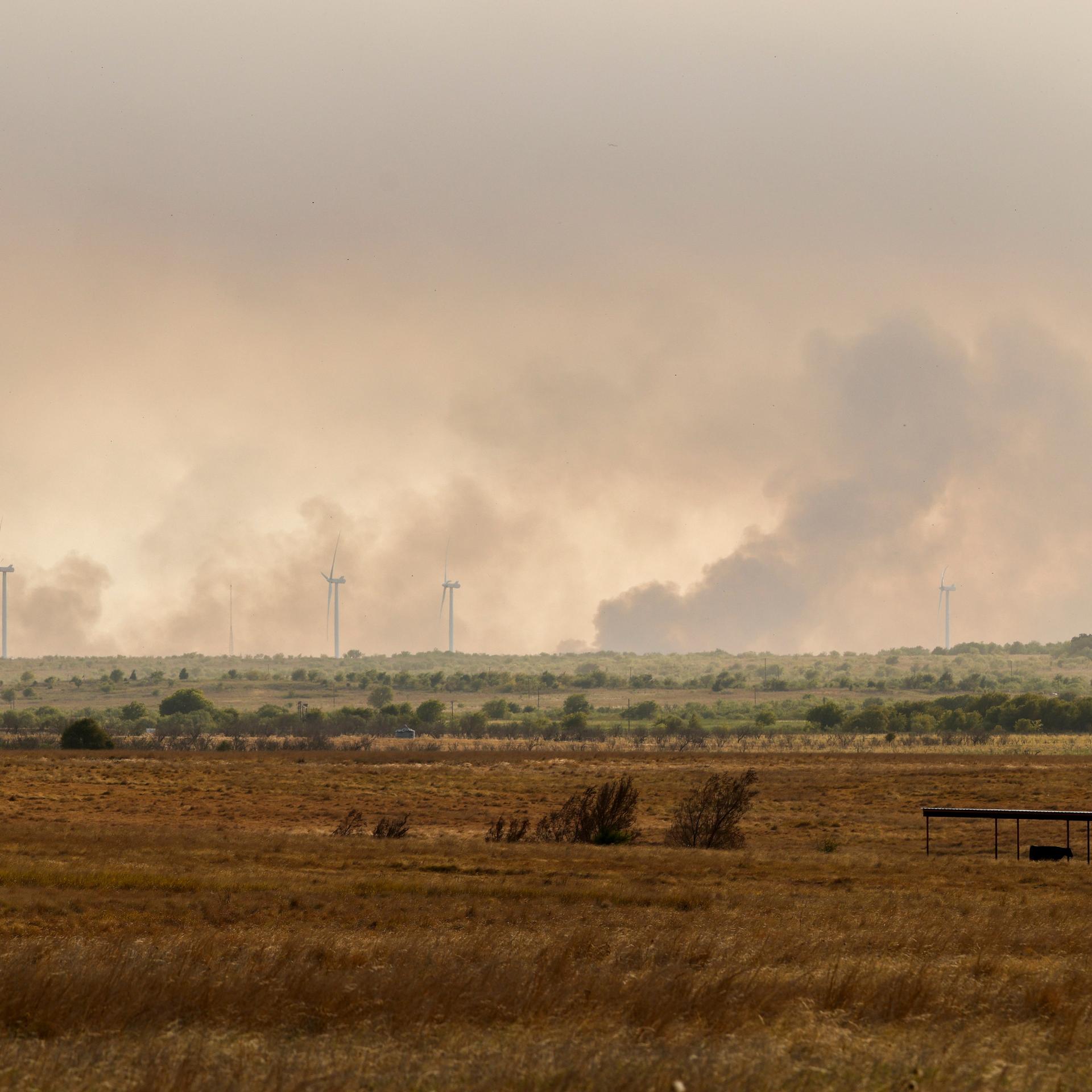 Palo Pinto: Rauch steigt in Jack County bei den Waldbränden vom "Ross"-Brand in der Nähe von Windkraftanlagen auf.