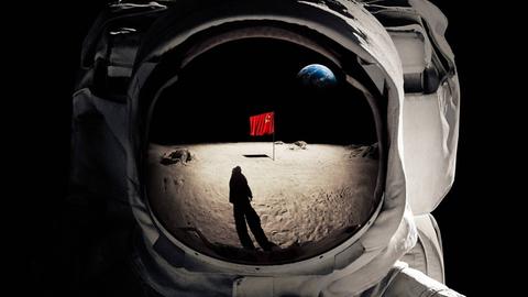 Ein amerikanischer Astronaut steht auf dem Mond.