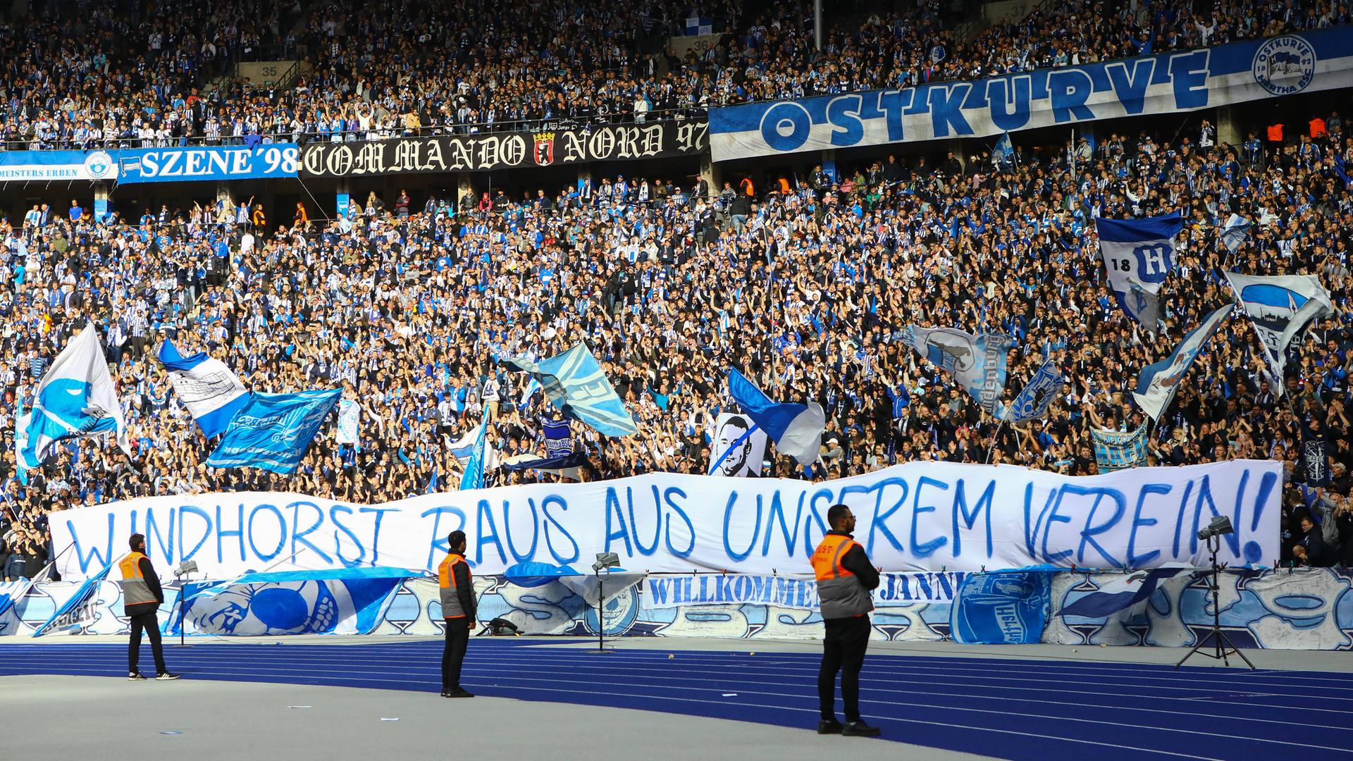 Hertha-BSC-Fans halten im Stadion ein Banner mit der Aufschrift "Windhorst raus aus unserem Verein".