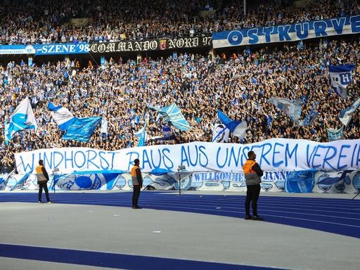 Hertha-BSC-Fans halten im Stadion ein Banner mit der Aufschrift "Windhorst raus aus unserem Verein".