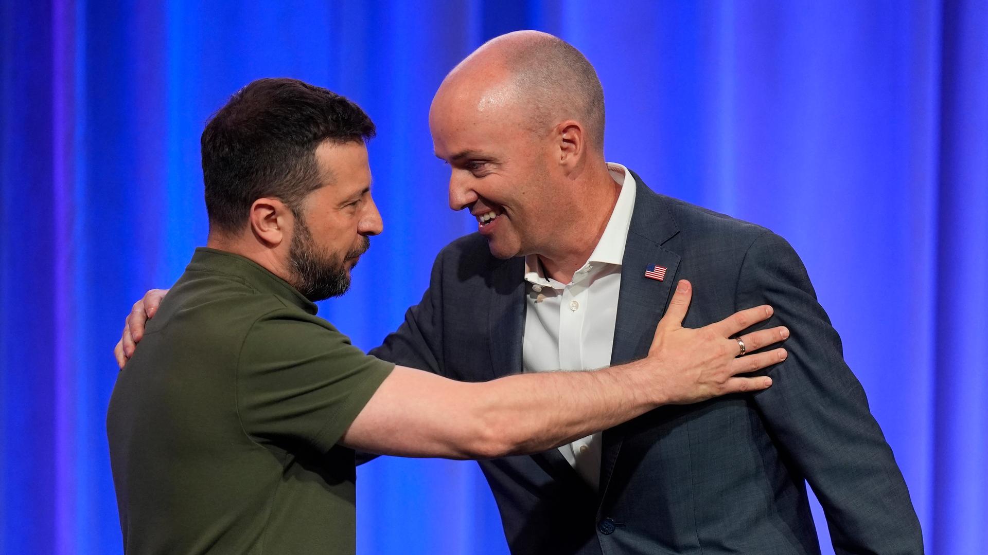 Spencer Cox (r), Gouverneur von Utah, und Wolodymyr Selenskyj legen sich gegenseitig die Hand auf die Schulter. Spencer Cox (r), Gouverneur von Utah, und Wolodymyr Selenskyj legen sich gegenseitig die Hand auf die Schulter.