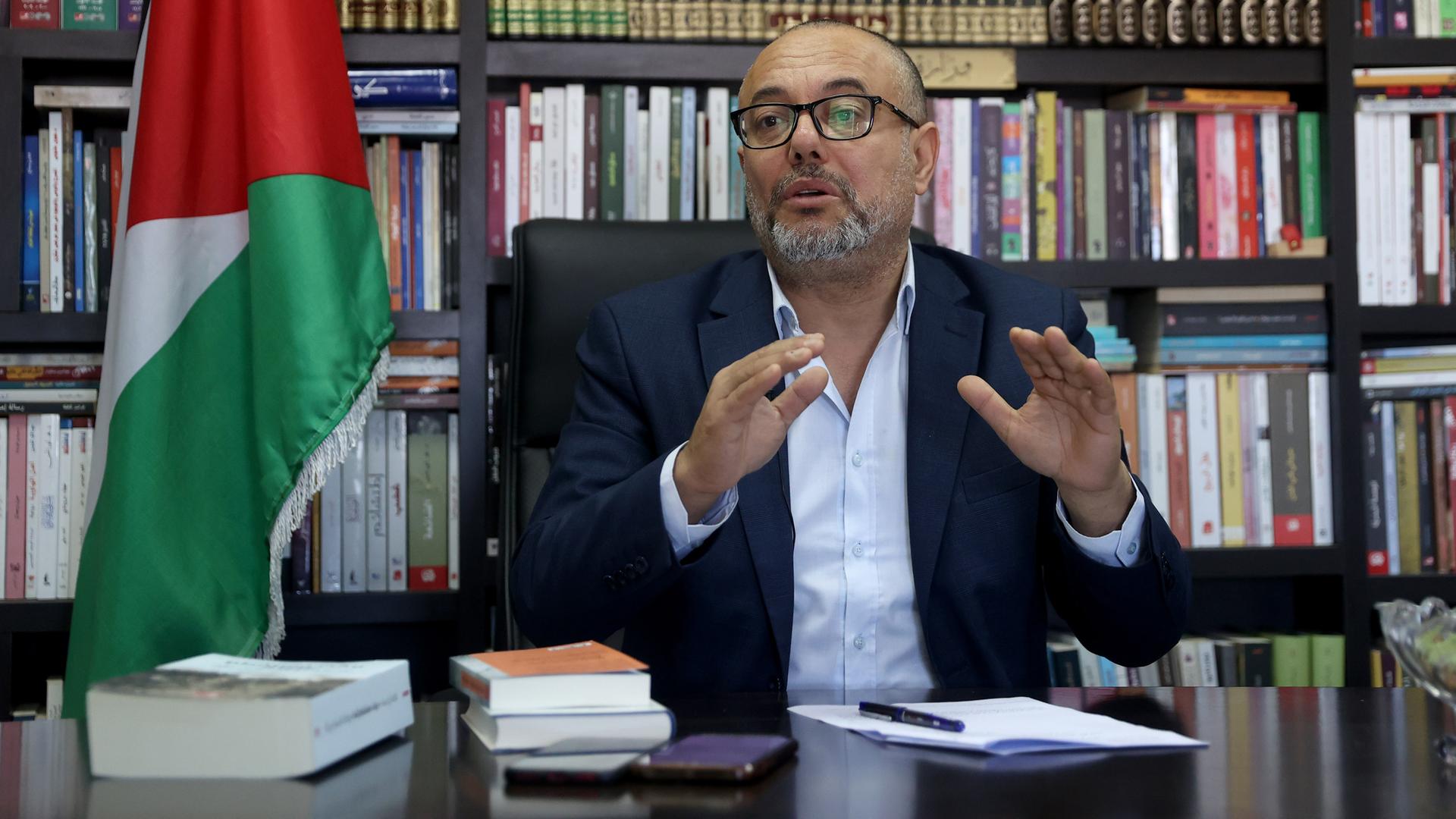 Der palästinensische Kulturminister Atef Abu Saif während eines Exklusivinterviews über die israelischen Angriffe auf Gaza in seinem Büro in Al-Bireh, Westjordanland am 21. Februar 2024 