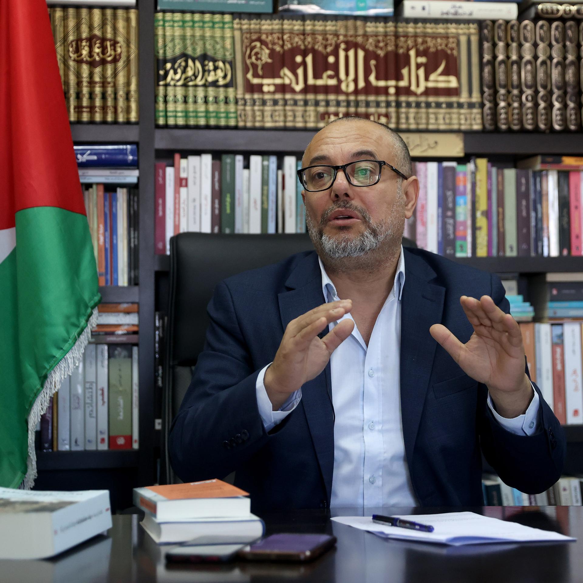 Der palästinensische Kulturminister Atef Abu Saif während eines Exklusivinterviews über die israelischen Angriffe auf Gaza in seinem Büro in Al-Bireh, Westjordanland am 21. Februar 2024 