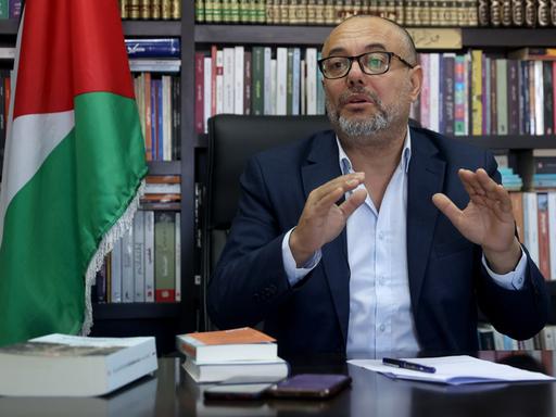 Der palästinensische Kulturminister Atef Abu Saif während eines Exklusivinterviews über die israelischen Angriffe auf Gaza in seinem Büro in Al-Bireh, Westjordanland am 21. Februar 2024 