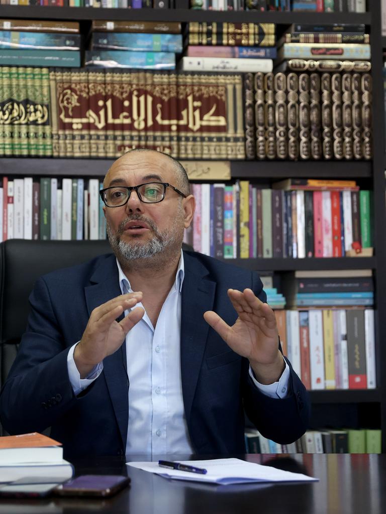 Der palästinensische Kulturminister Atef Abu Saif während eines Exklusivinterviews über die israelischen Angriffe auf Gaza in seinem Büro in Al-Bireh, Westjordanland am 21. Februar 2024 