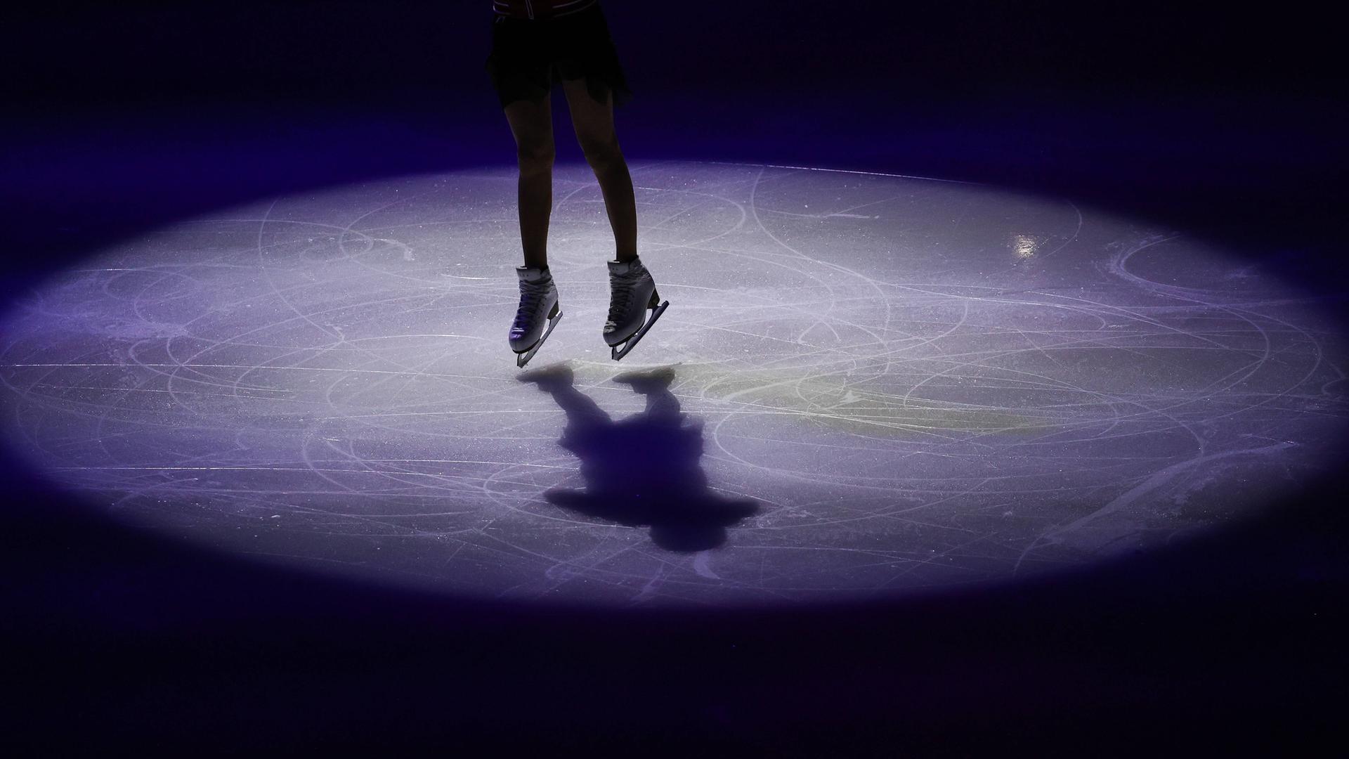 Eine Eiskunstläuferin bei der WM 2022 in Montpellier.