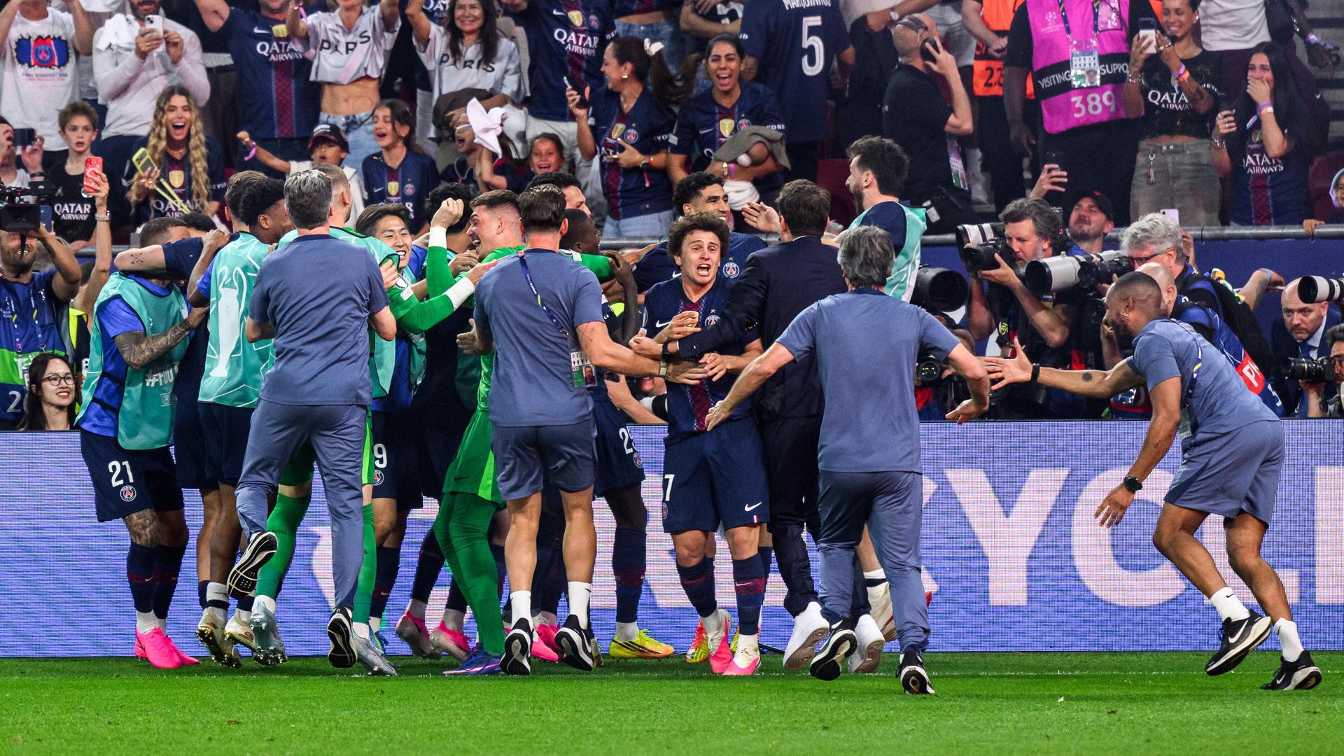 Pariser Spieler und Fans jubeln nach dem Champions-League-Sieg. Pariser Spieler und Fans jubeln nach dem Champions-League-Sieg.