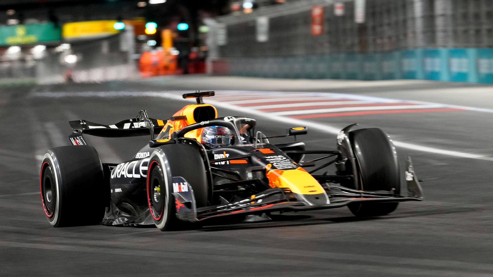 Formel 1-Fahrer Max Verstappen im Red Bull beim Grand Prix in Las Vegas