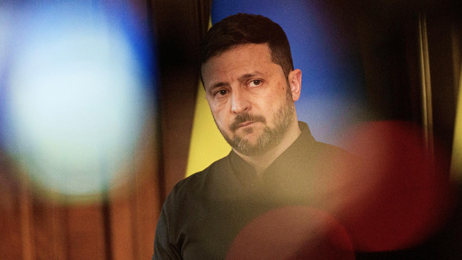 Der ukrainische Präsident Wolodymyr Selenskyj blickt ernst in die Kamera.