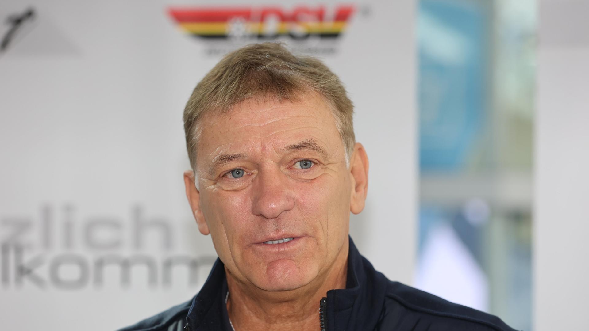 Wolfgang Maier, Sportdirektor des Deutschen Skiverbands, blickt konzentriert drein.