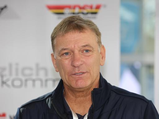 Wolfgang Maier, Sportdirektor des Deutschen Skiverbands, blickt konzentriert drein.