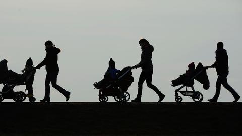 Drei alleinerziehenden Müttern wird der Prozess gemacht - Die Verhandlung ist fiktiv, die Aussagen basieren auf realen Biografien. 
