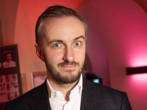 Porträt des Satirikers und TV-Entertainers Jan Böhmermann