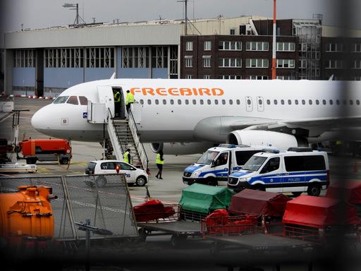 Am Hamburger Flughafen steht eine Maschine mit Polizeiautos davor, mit dem Geflüchtete zurück in den Irak geflogen werden.