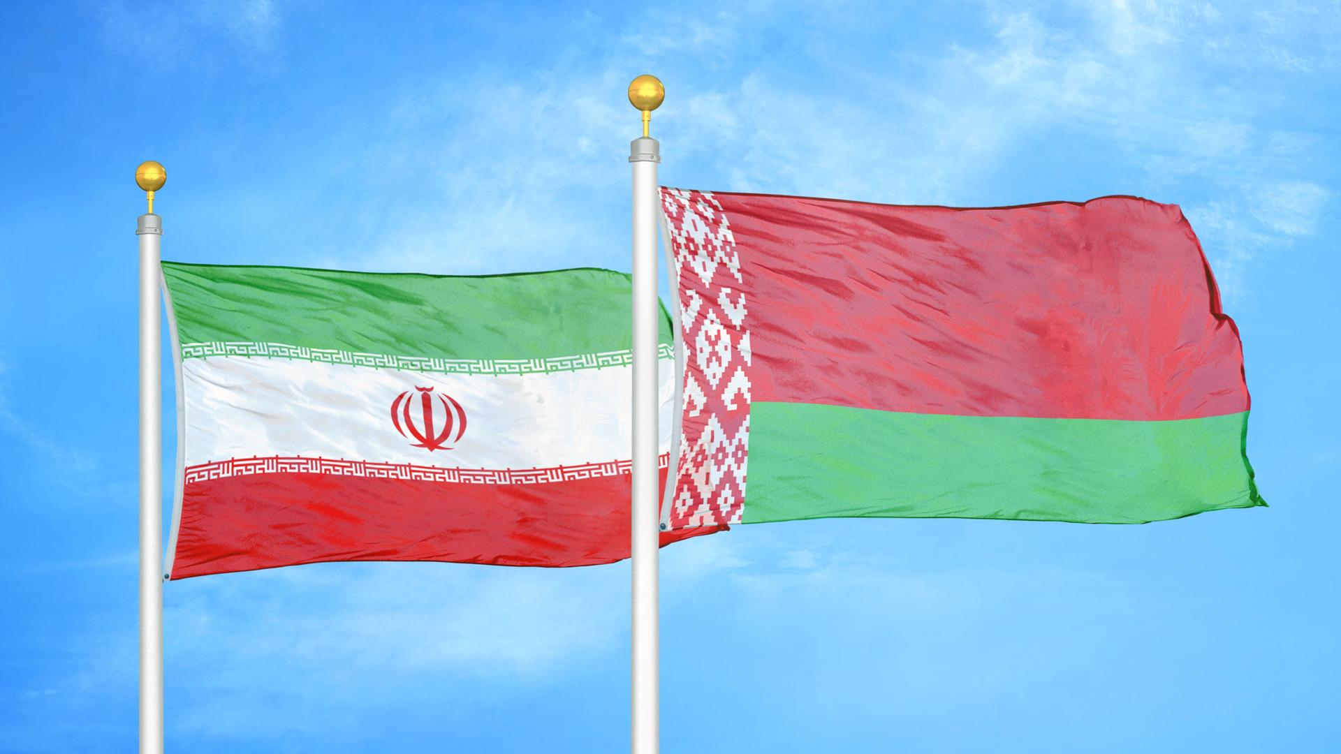 Die Flaggen vom Iran und Belarus wehen im Wind.