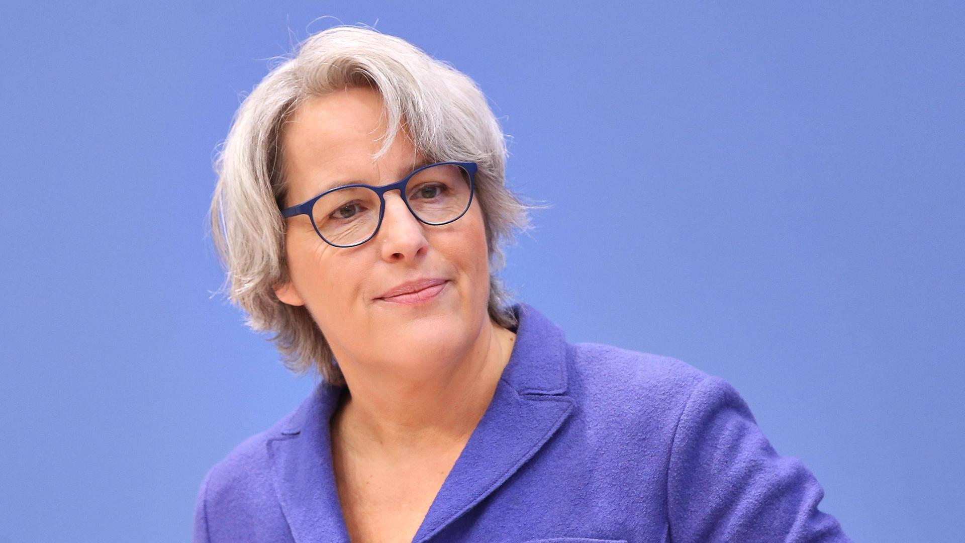 Kerstin Claus, Unabhängige Bundesbeauftragte gegen sexuellen Missbrauch von Kindern und Jugendlichen, schaut leicht zur Seite 