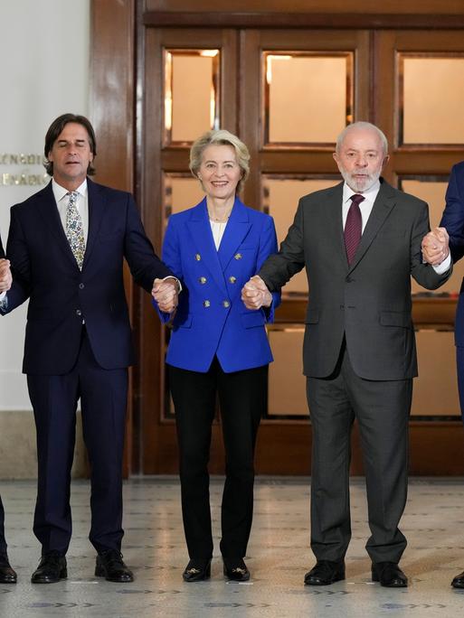 Argentiniens Präsident Javier Milei, Uruguays Präsident Luis Lacalle Pou, die EU-Kommissionspräsidentin Ursula von der Leyen, der brasilianische Präsident Luiz Inacio Lula da Silva und Paraguays Präsident Santiago Pena.