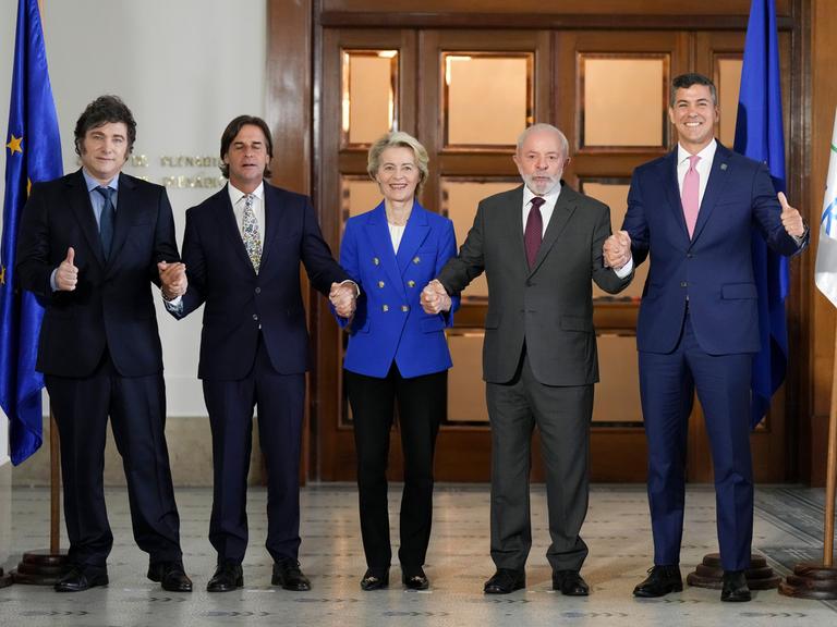 Argentiniens Präsident Javier Milei, Uruguays Präsident Luis Lacalle Pou, die EU-Kommissionspräsidentin Ursula von der Leyen, der brasilianische Präsident Luiz Inacio Lula da Silva und Paraguays Präsident Santiago Pena.