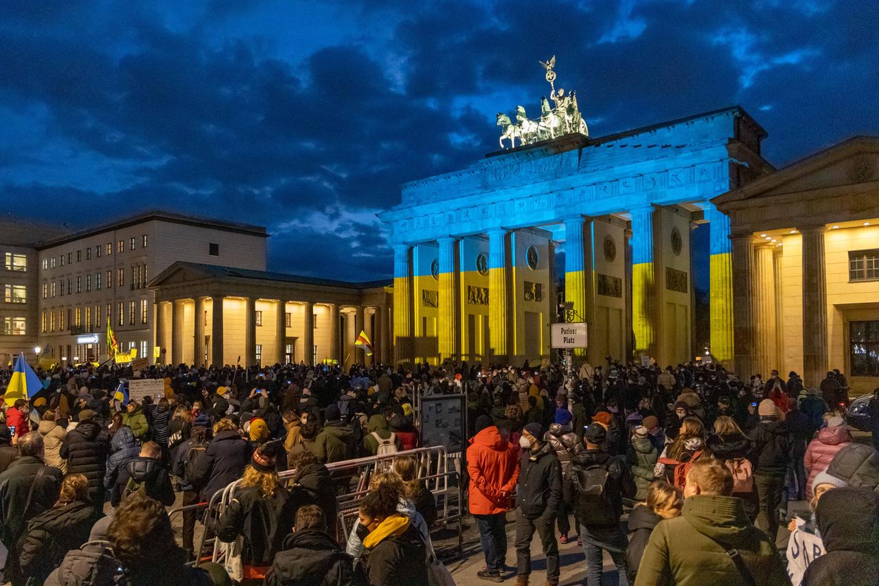 Zahlreiche Menschen demonstrieren vor dem Brandenburger Tor in Berlin gegen den Angriff Russlands auf die Ukraine. 
