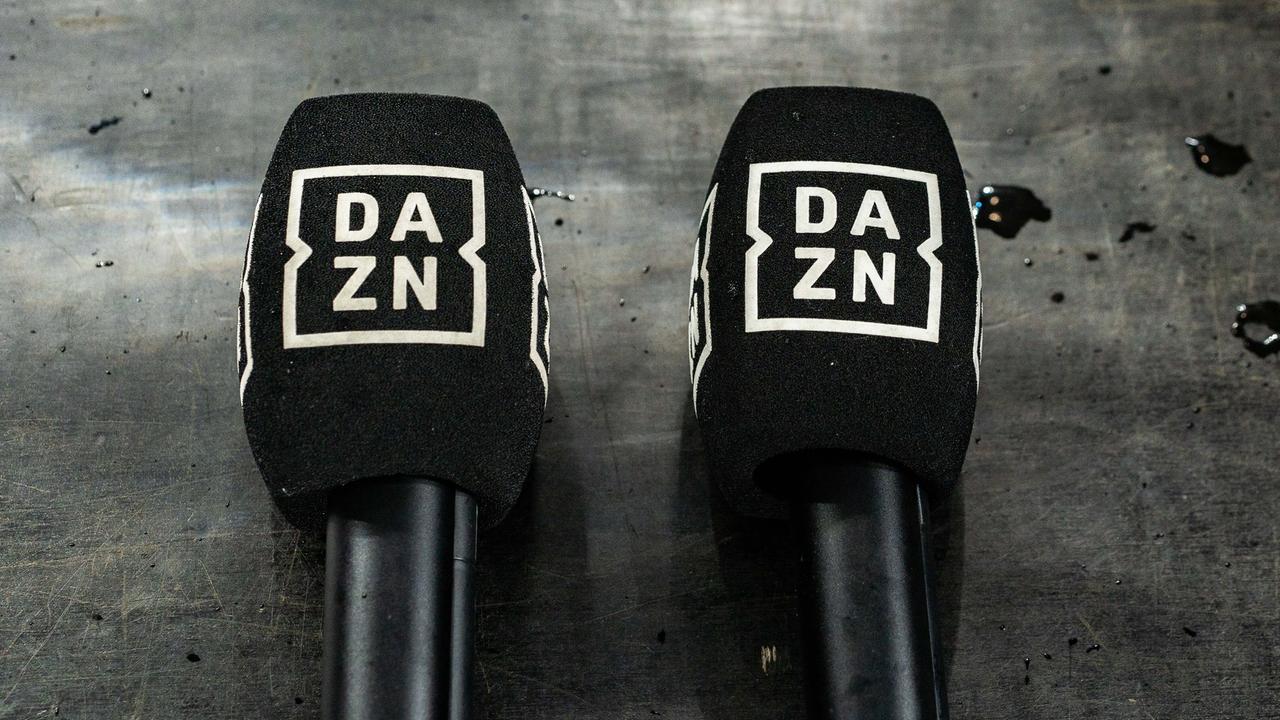 Zwei Mikrofone mit dem DAZN-Logo liegen am Boden und sind zu sehen. 