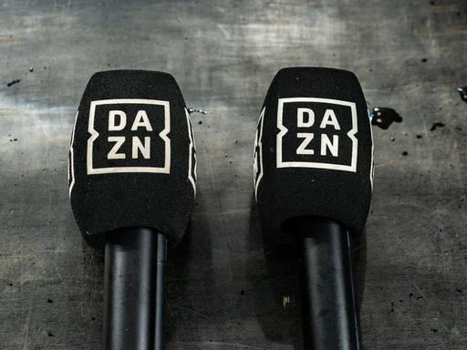 Zwei Mikrofone mit dem DAZN-Logo liegen am Boden und sind zu sehen. 