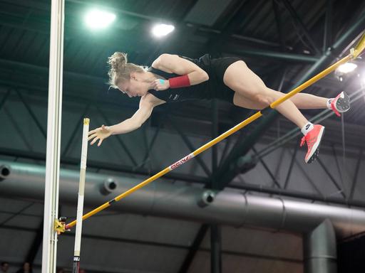 Stabhochspringern Anjuli Knäsche springt bei den Deutschen Leichtathletik-Hallenmeisterschaften über eine Stange.