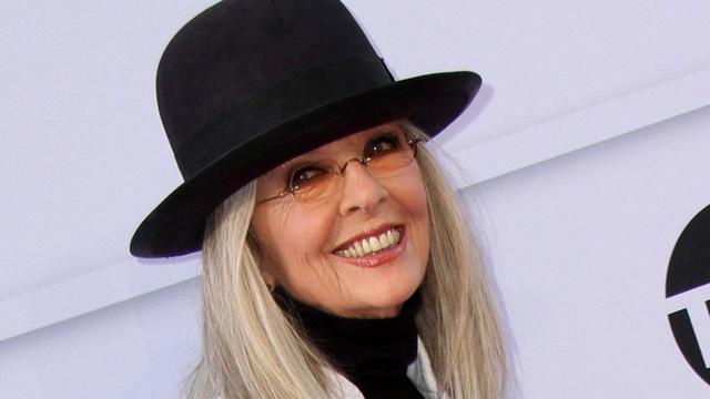 Das ist Diane Keaton bei einer Preis-Verleihung. Sie hat oft Anzüge angehabt. 