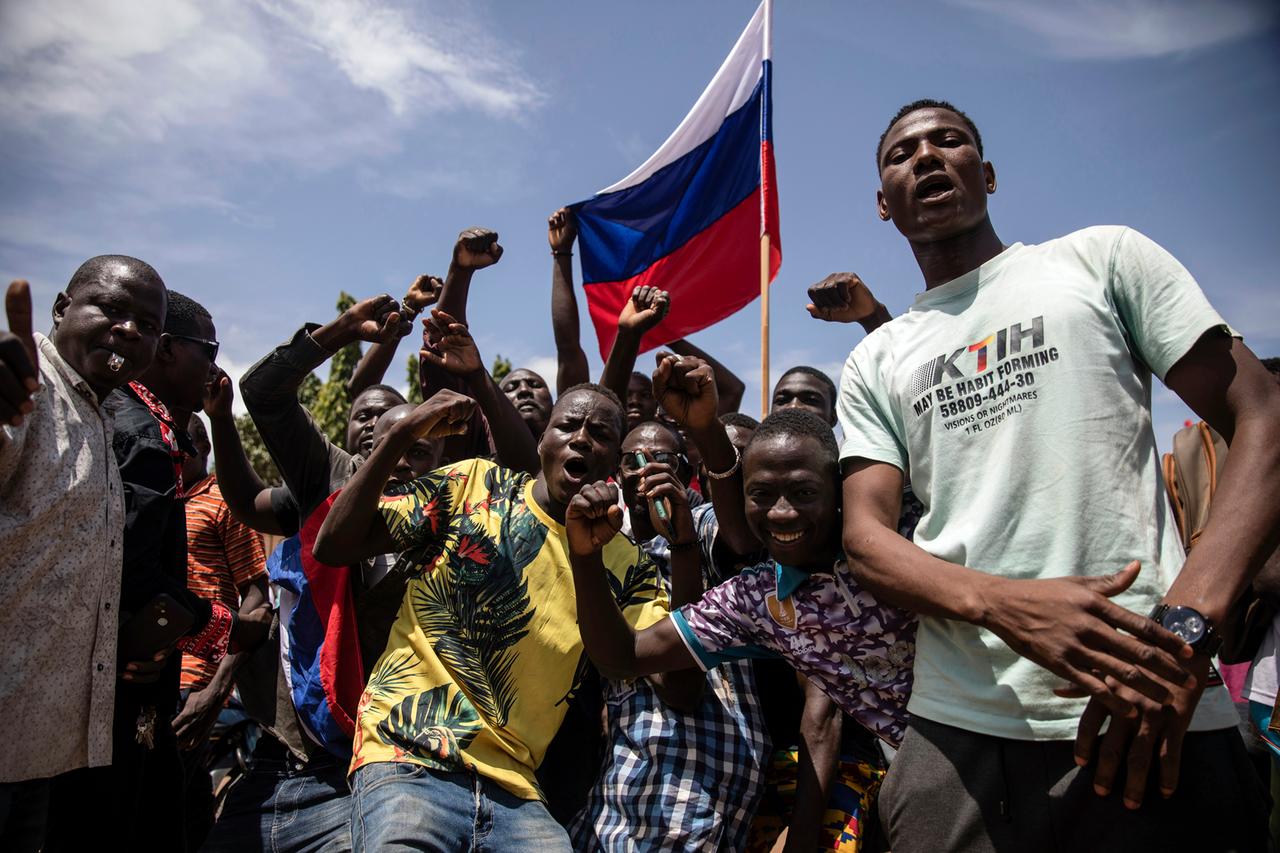 Junge Männer in Burkina Faso, die gegen Militärherrscher Paul-Henri Damiba demonstrieren, aufgenommen am 30.09.2022 in Ouagadougou