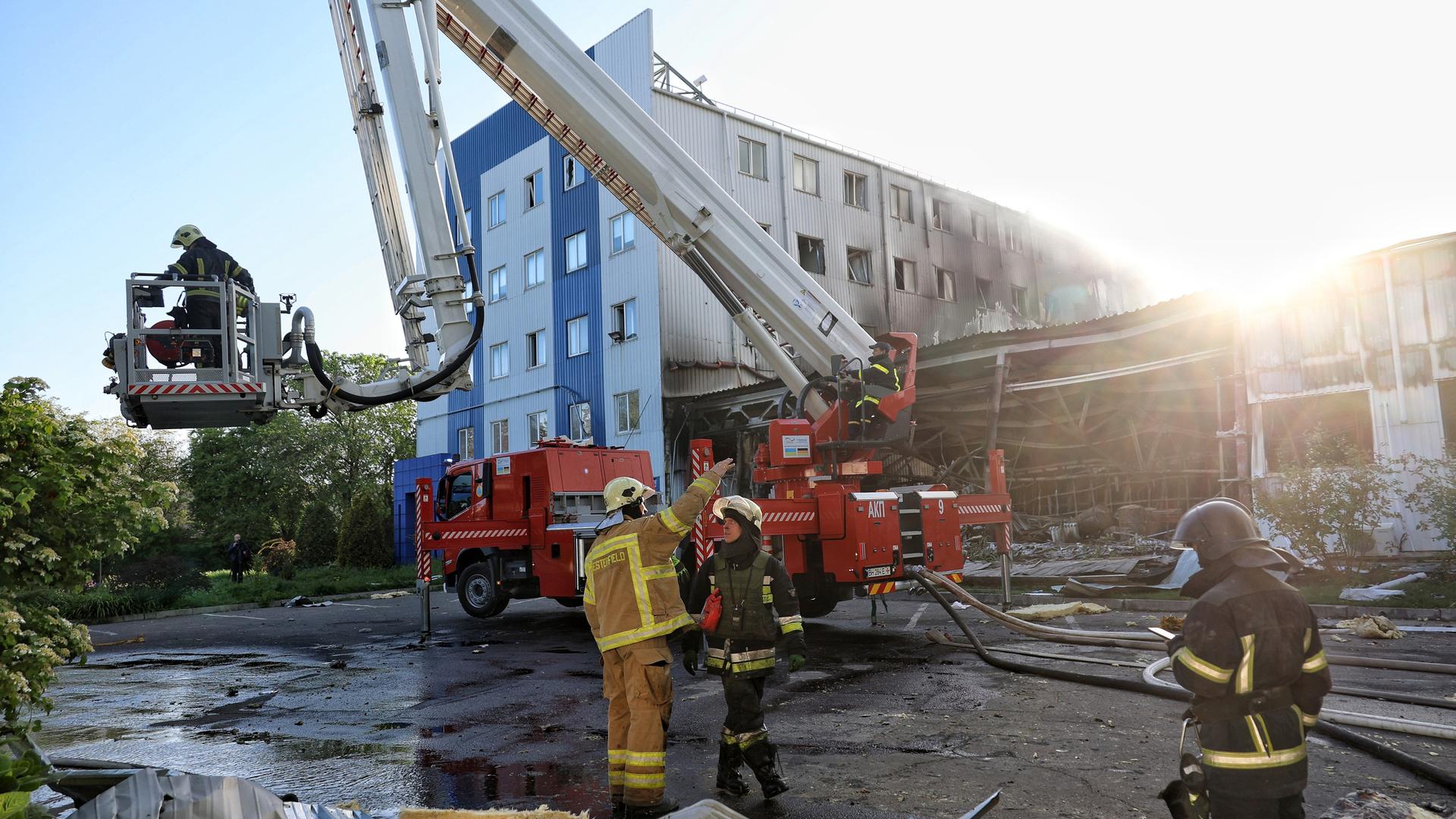 Ukraine, Odessa: Rettungskräfte sind nach einem russischen Raketenangriff, bei dem in der ein Nova-Posta-Depot und eine Frachtfiliale beschädigt wurden, im Einsatz. 