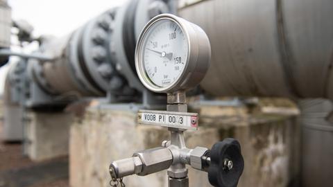 Blick auf eine Druckanzeige auf dem Gelände eines Untergrund-Gasspeichers 