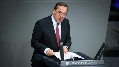 Boris Pistorius (SPD), Bundesminister der Verteidigung, spricht während der Aktuellen Stunde in der 61. Plenarsitzung der 21. Legislaturperiode im Deutschen Bundestag.